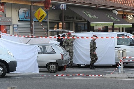 Pria Pengendara Vespa Tembak Mati 3 Tentara Prancis
