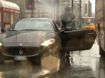 Prak!!! Pintu Maserati Ini Disenggol Bus