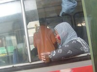 Tren menggunakan telepon genggam.