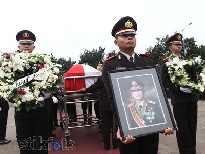 Jenazah Mantan Kapolri Dibyo Widodo Dimakamkan