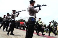 Sebelumnya dimakamkan, jenazah disemayamkan di Auditorium Sekolah Tinggi Ilmu Kepolisian (STIK)