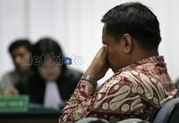 I Nyoman Suisnaya mendengarkan tuntutan yang dibacakan jaksa sambil tertunduk. Ramses/detikcom.