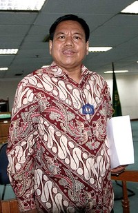 I Nyoman Suisnaya berjalan meninggalkan ruang sidang Pengadilan Tipikor, Jakarta. Ramses/detikcom.
