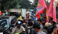 Aksi menolak kenaikan harga BBM ini menyebabkan jalan Raya Lenteng Agung menjadi macet, bahkan hingga Jalan Margonda, Depok.