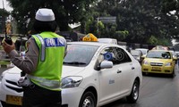 Polisi diturunkan untuk mengatur lalu lintas.