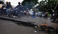 Sisa-sisa ban bekas yang dibakar mahasiswa.