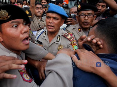 Aksi Dorong Warnai Demo BBM di Kantor Jero Wacik