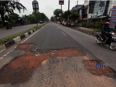 Duh...Jalan Kalimalang Dibiarkan Penuh Lubang