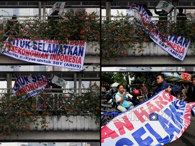 Mahasiswa Robek Spanduk Pro BBM Naik