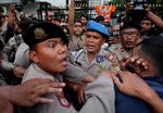 Aksi Dorong Warnai Demo BBM di Kantor Jero Wacik
