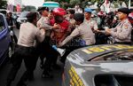 Aksi Dorong Warnai Demo BBM di Kantor Jero Wacik