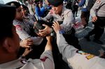 Aksi Dorong Warnai Demo BBM di Kantor Jero Wacik