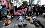 Aksi Dorong Warnai Demo BBM di Kantor Jero Wacik