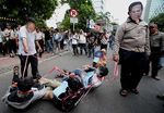 Aksi Dorong Warnai Demo BBM di Kantor Jero Wacik