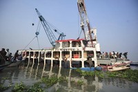 Kapal bertingkat Shariatpur 1 tenggelam setelah ditabrak kapal lain di tengah perairan Sungai Meghna, di sebelah tenggara Dhaka, ibukota Bangladesh, pada Selasa (13/3/2012) pagi waktu setempat. REUTERS/Stringer