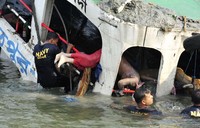 Tim penyelamat terus menyisir bangkai kapal yang telah ditarik ke tepi sungai terbesar dan terlebar di Bangladesh ini.REUTERS/Stringer