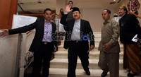Foke datang sendiri tak di dampingi oleh istrinya.