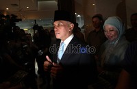 Menko Perekonomian itu pun sempat memberikan keterangan kepada rekan-rekan media yang telah menunggu diluar dan tak diperkenankan masuk.