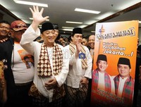 Hendardji dan Ahmad Riza yang dikawal pendukungnya melambaikan tangan saat memasuki ruangan KPU DKI.