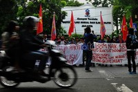 Aksi diikuti oleh puluhan mahasiswa yang mengenakan almamater berwarna biru.
