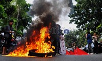 Mereka juga sempat membakar ban bekas di tengah jalan.