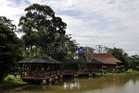 Meskipun letak resort ini tidak terlalu jauh dari kota Jakarta yang penuh hiruk pikuk dan kebisingan, namun resort ini tetap bisa menawarkan ketenangan dan kesejukan dari suasana pedesaan.