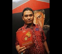 Penulis Abhisam Demosa menuding pemain asing berperan mematikan tradisi kretek. Saat ini pemerintah tengah menyiapkan Peraturan Pemerintah yang memperketat industri kretek dan dinilai petani kretek, tidak bersahabat.