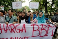 Demontrasi juga terjadi di Medan. Menurut survei Lingkaran Survei Indonesia (LSI), 86 persen masyarakat menolak rencana kenaikan harga BBM. Jadi, siapa yang memaksakan kehendak? (Foto: Irsan Mulyadi/antara).