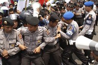Pengamanan aksi di Cirebon. Survei LSI juga menyebut, kenaikan harga bahan bakar minyak (BBM) akan menurunkan popularitas pemerintah. (Foto: Dedhez Anggara/antara)