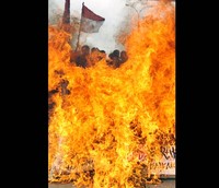 Aksi bakar ban di Makassar. Di Makassar, gelombang penolakan terjadi setiap hari. Namun pemerintah justru sibuk mengomentari demo anarkis yang dilakukan sebagian kecil pendemo daripada berbicara kenaikan BBM itu sendiri. (Foto: Yusran Uccang/antara)