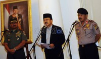 (Kiri-kanan) Pangdam Jaya Mayjen TNI Waris, Gubernur DKI Jakarta Fauzi Bowo, Kapolda Metro Jaya Irjen Pol Untung S Radjab saat melakukan jumpa pers di Balai Agung, Jakarta, Jumat (16/3).