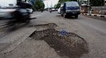 Duh...Jalan Kalimalang Dibiarkan Penuh Lubang