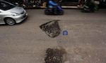 Duh...Jalan Kalimalang Dibiarkan Penuh Lubang