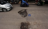 Jalan rusak ini sudah banyak memakan korban, terutama sepeda motor yang terjatuh di malam hari.