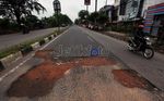 Duh...Jalan Kalimalang Dibiarkan Penuh Lubang