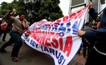 Mahasiswa Robek Spanduk Pro BBM Naik