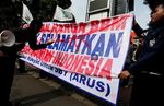 Mahasiswa Robek Spanduk Pro BBM Naik