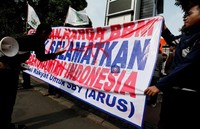 Spanduk tersebut dicoret. Spanduk tersebut bertuliskan Kenaikan Harga BBM untuk Selamatkan Perekonomian Indonesia. Spanduk tersebut nyaris dibakar namun dicegah polisi.