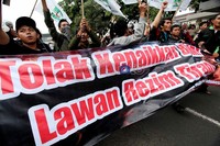Pencopotan spanduk ini karena berada tidak jauh dari aksi mahasiswa di kantor Kementrian Energi dan Sumber Daya Mineral (ESDM).