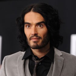 Emosi, Russell Brand Pecahkan Ponsel Paparazzi