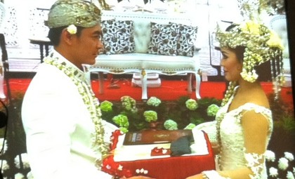 Resmi Menikah, Zumi Zola dan Sherrin Menangis Resmi Menikah, Zumi Zola dan Sherrin Menangis