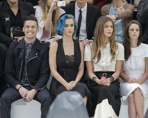 Selebritis Dibayar Ratusan Juta Rupiah untuk Nonton Fashion Show