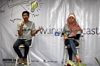 Tak hanya sendiri, Marshanda juga ditemani oleh Imam Usman selaku pendiri Indonesian Future Leaders dan aktivis pemuda yang telah lama berkecimpung di aktivitas sosial.