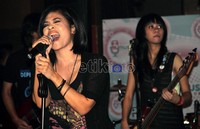 Meski menjadi penyanyi solo, Kikan akan tetap tampil dengan format band.
