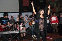 Meski menjadi penyanyi solo, Kikan akan tetap tampil dengan format band.