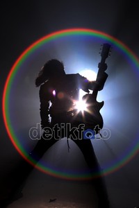 Salah satu aksi Piyu saat melakoni syuting video klip Firasatku.