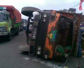 Truk Muat Balok Kayu Terguling, Lalin Ngopak Padat
