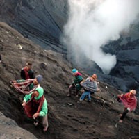 Jalur Bromo dari Pasuruan Longsor, Wisatawan Gagal ke Lautan Pasir