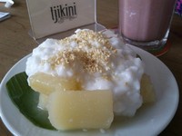 Anda bisa memesan Putri Singkong sebagai cemilan atau appetizer. Seperti singkong Thailand, kudapan ini terdiri dari singkong rebus yang dibalur karamel. Di atasnya disirami saus kental putih yang terbuat dari santan dan tepung beras, lalu ditaburi wijen. Rasanya manis gurih.