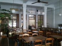 Area makan Tjikini cukup nyaman, seperti di rumah. Nuansa lampau terlihat dari piano tua, sepeda antik, dan jajanan tradisional. Tjikini juga menyediakan koneksi wi-fi bagi para pelanggannya.
